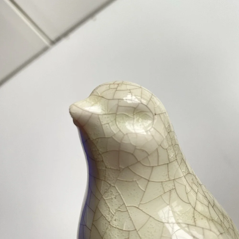 Vintage Bird On A Tree Stump Log Figurine 7.5 Crackled Porcelain White‎ Flaw